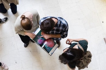 Studenti nell'atrio della Biblioteca